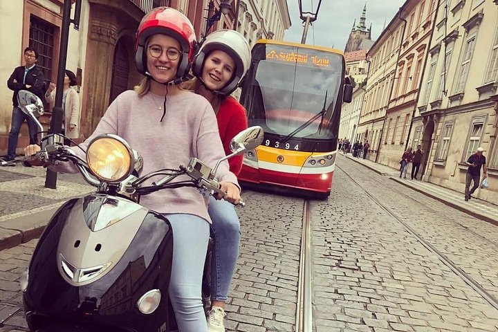 Grand tour de Prague en scooter, pour deux (audioguide)