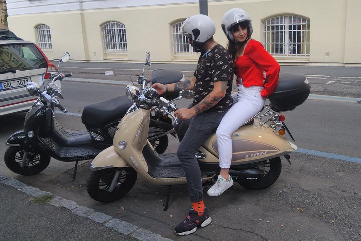 Tour panorámico en scooter por Praga, para dos (audioguía)