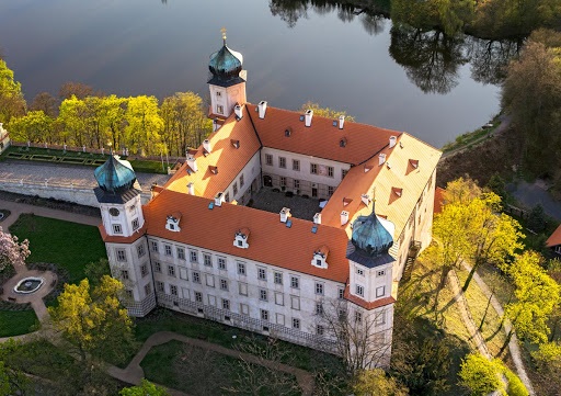 Visite des châteaux tchèques en scooter pendant 1 jour. La Voie du Sud. (guide audio)