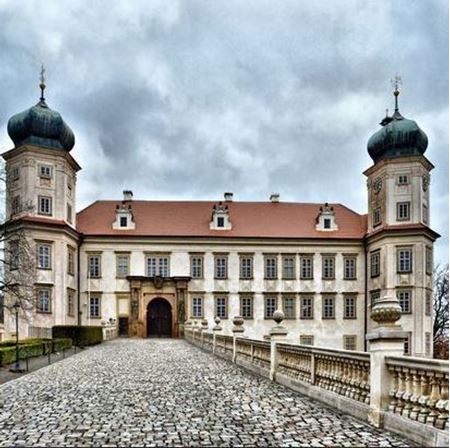 Visite des châteaux tchèques en scooter pendant 1 jour. La Voie du Sud. (guide audio)
