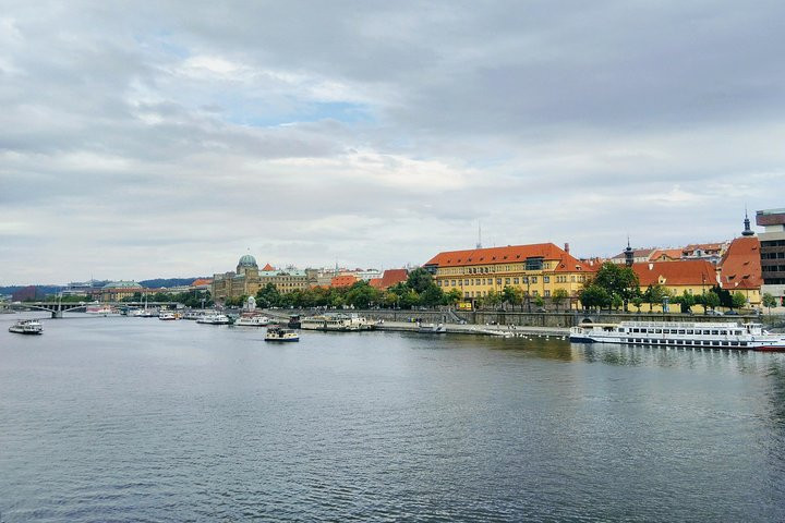 Passeio panorâmico de scooter em Praga, para dois (guia de áudio)