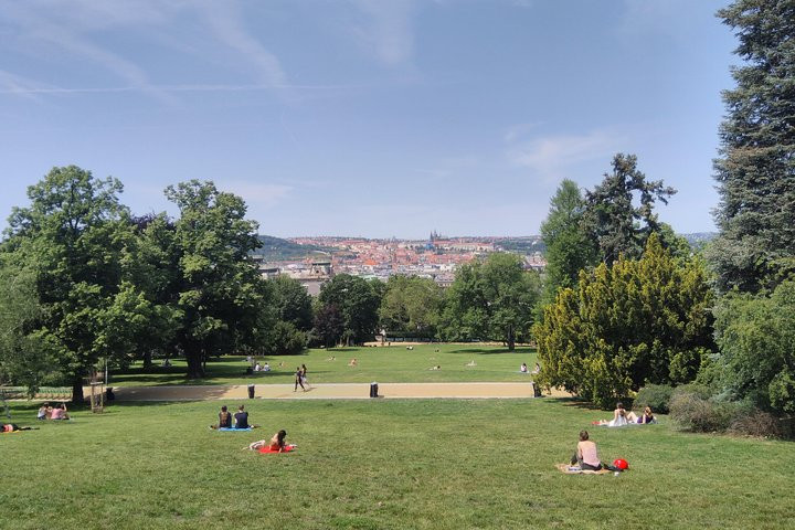 Passeio panorâmico de scooter em Praga, para dois (guia de áudio)