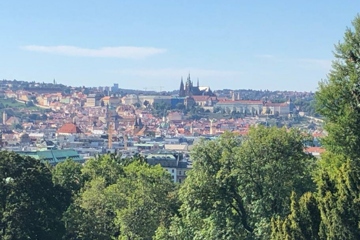 Passeio panorâmico de scooter em Praga, para dois (guia de áudio)