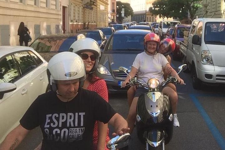 Tour panorámico en scooter por Praga, para dos (audioguía)