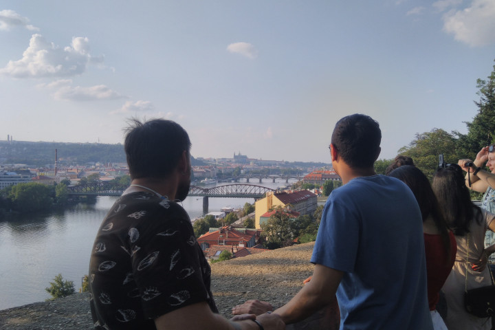 Passeio panorâmico de scooter em Praga, para dois (guia de áudio)