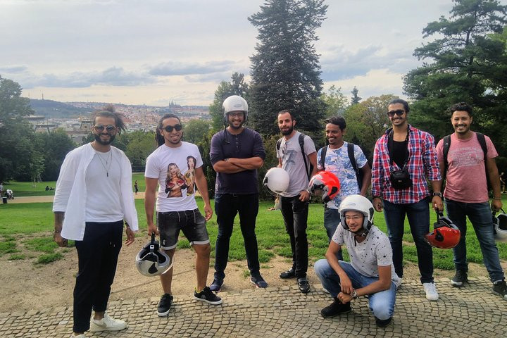 Passeio panorâmico de scooter em Praga, para dois (guia de áudio)