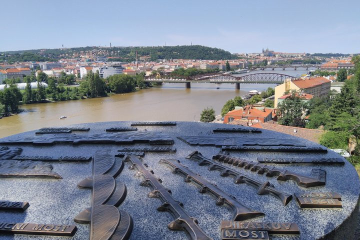 Passeio panorâmico de scooter em Praga, para dois (guia de áudio)