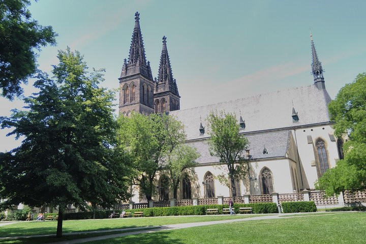 Passeio panorâmico de scooter em Praga, para dois (guia de áudio)