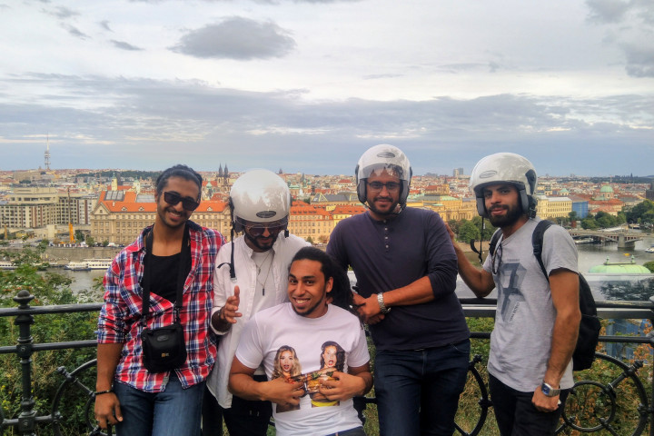 Passeio panorâmico de scooter em Praga, para dois (guia de áudio)