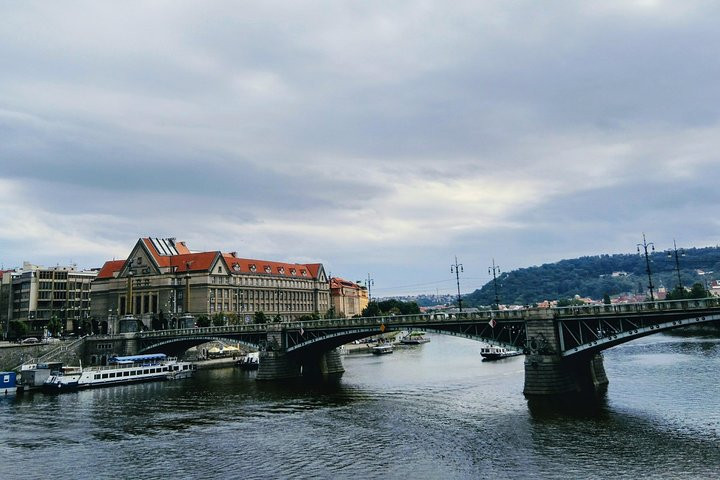 Passeio panorâmico de scooter em Praga, para dois (guia de áudio)