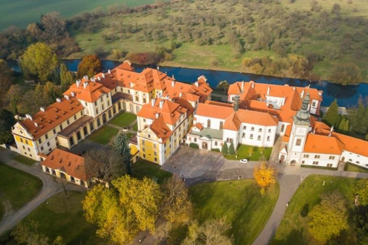 Visite des châteaux tchèques en scooter pendant 1 jour. La Voie du Sud. (guide audio)