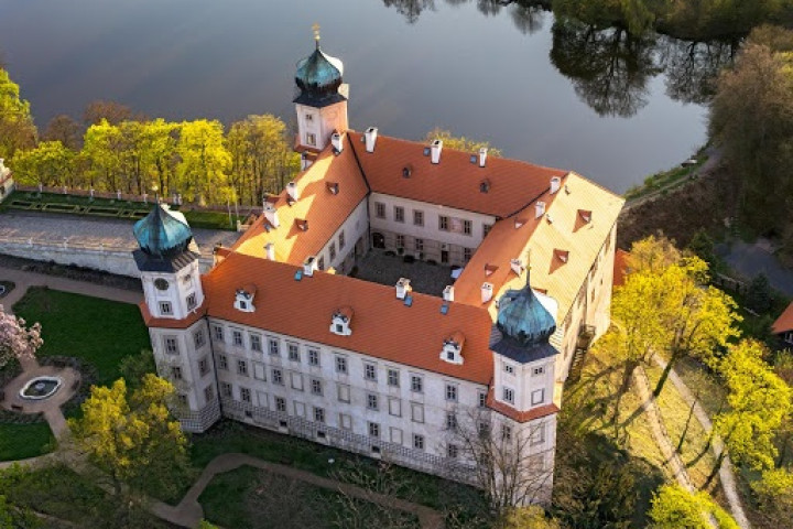 Prohlídka českých hradů na skútru na 1 den. Jižní cesta. (audio průvodce)