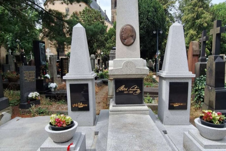 Big scooter tour of Prague, for two (audio guide)